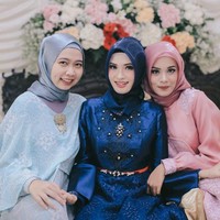 Yulistra Ivo sering tampil menggunakan hijab segiempat yang dipakai dengan sederhana. Dalam salah satu momen spesialnya ini, ia mengenakan dress berwarna biru dongker dan hijab segiempat berbahan organza. Foto: Instagram/Yulistraivo