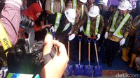 Bersama dengan Anies, Susi secara simbolis mengaduk semen dan menekan sirine sebagai tanda dimulainya pembangunan. Susi berharap pasar ikan modern yang baru nantinya bisa menjadi titik tolak pembangunan yang ramah dan bersih.
