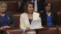 Selama 8 jam berpidato, anggota parlemen Demokrat yang mewakili negara bagian California itu terus berdiri dengan memakai sepatu hak tinggi 10 cm dan hanya minum air putih sesekali. Foto: U.S. House TV/Handout via Reuters