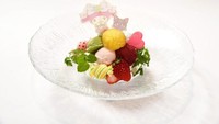 Ice cream cake dengan warna-warni bisa jadi sajian yang menarik. Kurang lebih ada enam varian rasa dengan tambahan cokelat berbentuk hati. Foto: Istimewa