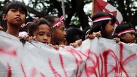 Mereka juga membentangkan spanduk menolak penggusuran.