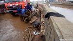 Semangat Petugas yang Tak Kenal Lelah Bersihkan Sampah Banjir