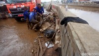 Sampah sisa banjir diangkut menggunakan truk untuk dibuang ke tempat pembuangan sampah akhir.