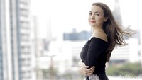 Pesona aktris berusia 34 tahun itu mampu membuat pria jatuh hati saat melihatnya.