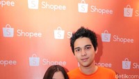Prilly Latuconsina dan Maxime Bouttier saat ditemui di kawasan SCBD, Jakarta Pusat pada Rabu (8/2). Pool/Ismail/detikFoto.
