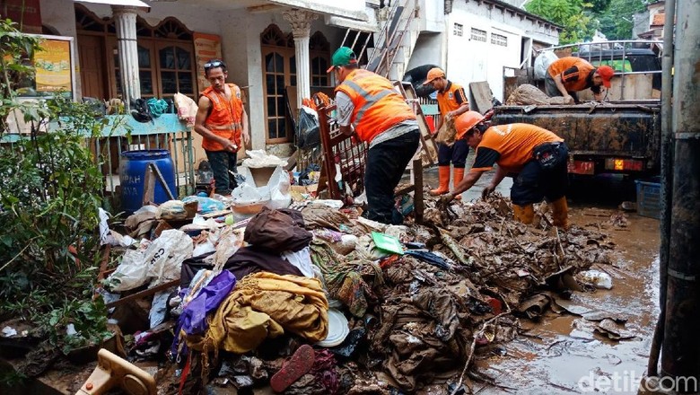 Petugas Angkut Sampah Akibat Banjir di Rawajati Jaksel Petugas Angkut Sampah Akibat Banjir di Rawajati Jaksel