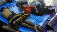 Seorang bocah tidur menumpuk di tubuh orangtuanya.