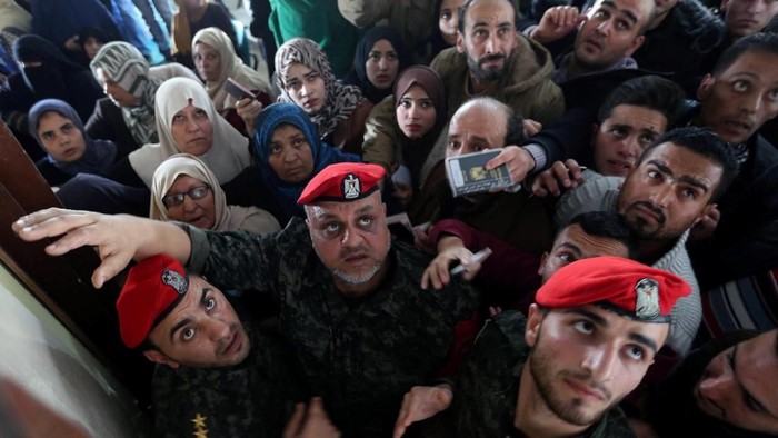 Ribuan Warga Palestina dari Gaza Penuhi Perlintasan Rafah, Ada Apa?