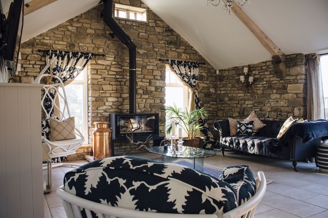 Leo punya karakter kuat, tegas, dan menarik perhatian. Maka rumah kamu juga harus begitu. Hiasi rumah dengan dekorasi yang eksotis serta warna-warna bold seperti emas, merah, silver, royal blue atau toska. Karpet atau bantal hias bermotif bulu leopard dan zebra juga bisa jadi pilihan terbaik.  Foto: Thinkstock