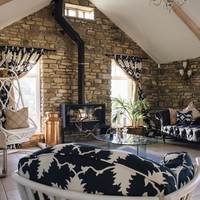 Leo punya karakter kuat, tegas, dan menarik perhatian. Maka rumah kamu juga harus begitu. Hiasi rumah dengan dekorasi yang eksotis serta warna-warna bold seperti emas, merah, silver, royal blue atau toska. Karpet atau bantal hias bermotif bulu leopard dan zebra juga bisa jadi pilihan terbaik.  Foto: Thinkstock