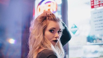 Sebagian besar model saya adalah teman saya dan terkadang ketika seseorang memiliki tampilan spesifik yang saya bidik, saya akan menghubungi mereka, jelasnya. (Foto: Kelsey Maggart)