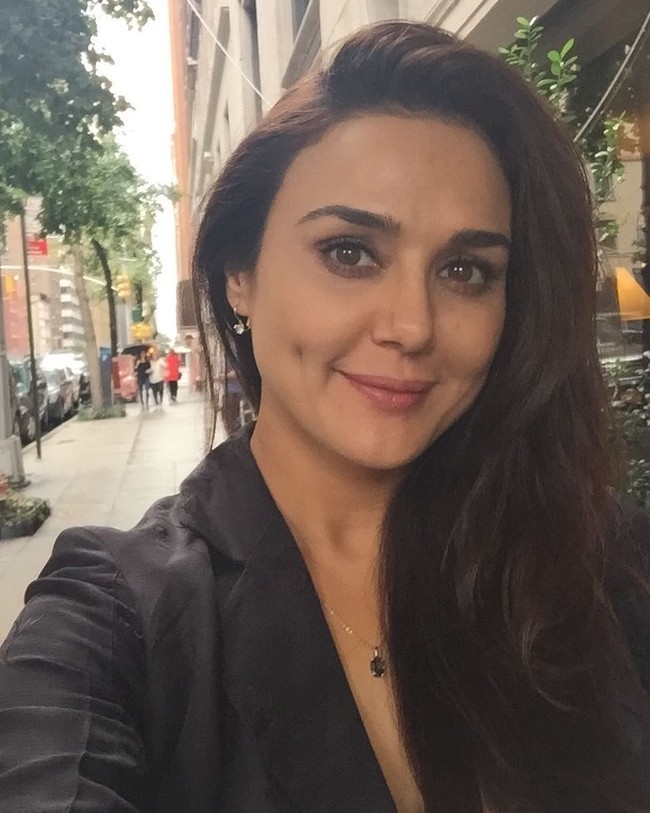 Bintang Chori Chori Chupke Chupke, Preity Zinta juga tetap menawan di usia 43 tahun. Tidur yang nyenyak, sarapan, serta rutin berolahraga adalah hal yang biasa dilakukannya agar tampil bugar dan sehat. Foto: Instagram