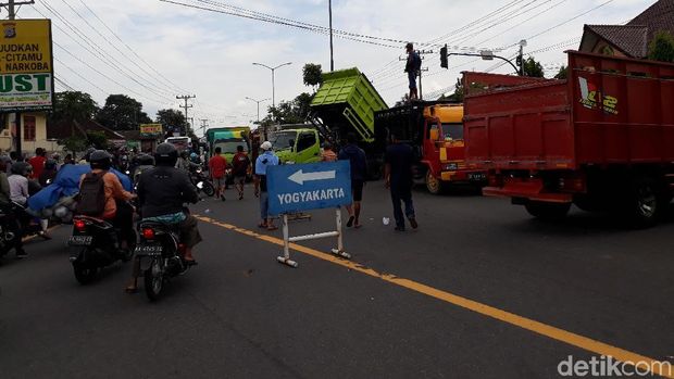Rambu petunjuk pengalihan arus di Jalan Raya Magelang-Yogya.