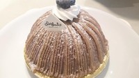 Yang paling popular dan ‘must try’ adalah Mont Blanc. Dessert dari pure chestnut dengan isian blueberry mousse yang lembut.Foto: Instagram Seesaw Coffee Shanghai