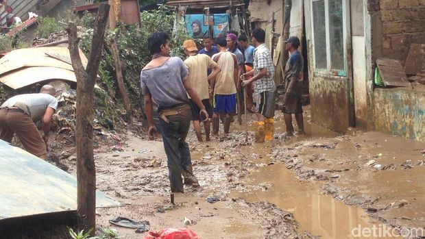 Warga, petugas Damkar dan Satpol PP bersih-bersih permukiman dari lumpur di Kampung Arus, Cawang, Jaktim, Kamis (8/2/2018)