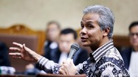 Mantan Wakil Ketua Komisi II DPR Ganjar Pranowo menyebut ada bagi-bagi uang di DPR tiap kali akan reses. Menurut Ganjar, informasi itu didapatkannya dari penyidik KPK.