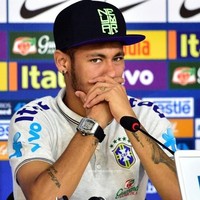 Saat Piala Dunia 2014 di Brazil, Neymar terlihat memakai jam tangan mewah keluaran Richard Mille. Jam tangan yang dipakai pesepakbola dengan nama lengkap Neymar da Silva Santos Júnior itu adalah seri RM052 Tourbillon Skull. Jam tangan berbahan titanium yang dijual terbatas hanya 15 buah itu harganya US$ 595 ribu atau sekitar Rp 8 miliar. Foto: Dok. Instagram, ist.