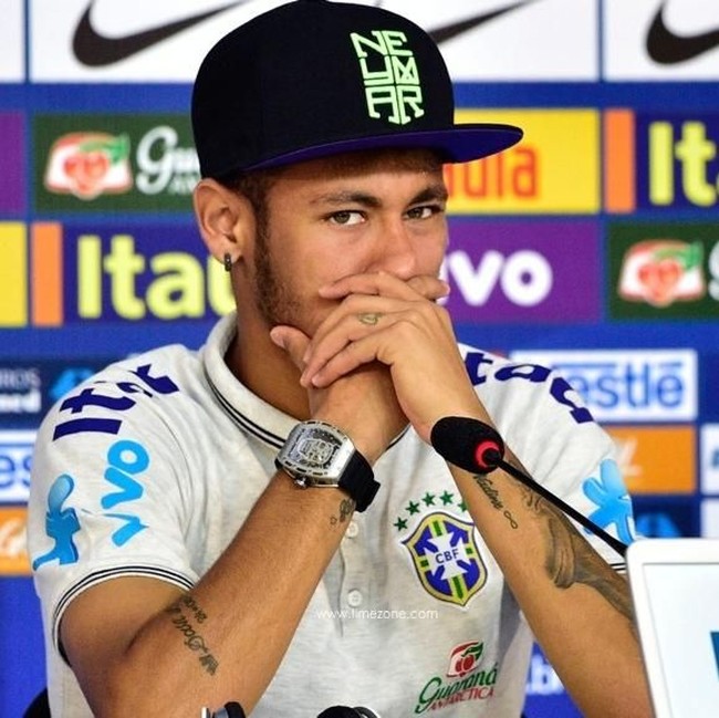 Saat Piala Dunia 2014 di Brazil, Neymar terlihat memakai jam tangan mewah keluaran Richard Mille. Jam tangan yang dipakai pesepakbola dengan nama lengkap Neymar da Silva Santos Júnior itu adalah seri RM052 Tourbillon Skull. Jam tangan berbahan titanium yang dijual terbatas hanya 15 buah itu harganya US$ 595 ribu atau sekitar Rp 8 miliar. Foto: Dok. Instagram, ist.