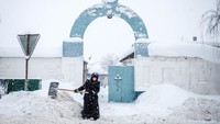 Tebalnya salju membuat warga kewalahan untuk mengeruknya. Situasi seperti ini mesti dihadapi warga Rusia selama musim dingin (Konstantin Chalabov/AFP/Getty Images)