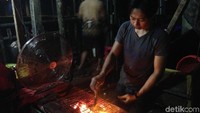Saat banjir, Matrai dan anak buahnya memasak di atas trotoar sehingga tidak terendam banjir.