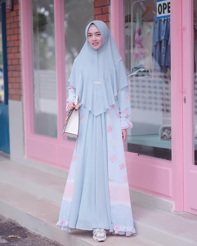 Hati-hati juga saat memilih gamis bermotif. Diana Paramitha memilih motif floral dengan gambar yang relatif kecil dan tidak padat. Motif seperti ini memberikan tampilan yang tidak berlebihan. Motif yang terlalu besar dan padat bisa membuat tubuh terlihat lebih besar. Foto: Instagram