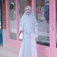 Hati-hati juga saat memilih gamis bermotif. Diana Paramitha memilih motif floral dengan gambar yang relatif kecil dan tidak padat. Motif seperti ini memberikan tampilan yang tidak berlebihan. Motif yang terlalu besar dan padat bisa membuat tubuh terlihat lebih besar. Foto: Instagram