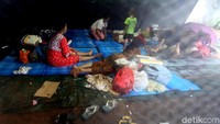 Walaupun sudah surut, tetapi beberapa warga masih bertahan di dalam tenda.