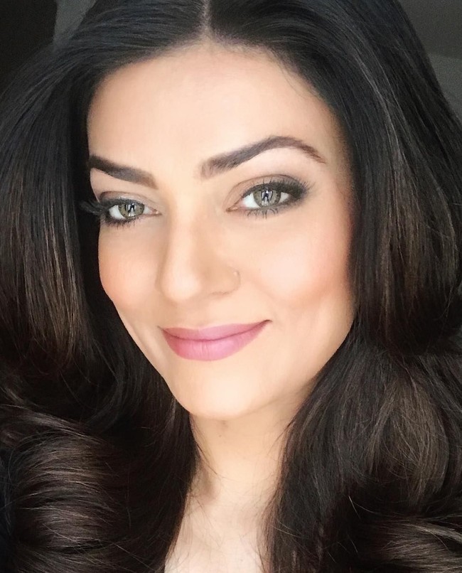 Sushmita Sen adalah model dan wanita India pertama pemenang kontes kecantikan Miss Universe 1994. Berusia 42 tahun, Sushmita tetap memesona dengan kulit mulus dan sehat yang dimilikinya. Jika anda bisa mengendalikan pikiran Anda untuk selau positif, maka Anda adalah seorang pemenang di bidang kecantikan, ungkap Sushmita seperti dilansir Bollywood Celebden. Foto: Instagram