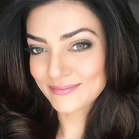 Sushmita Sen adalah model dan wanita India pertama pemenang kontes kecantikan Miss Universe 1994. Berusia 42 tahun, Sushmita tetap memesona dengan kulit mulus dan sehat yang dimilikinya. Jika anda bisa mengendalikan pikiran Anda untuk selau positif, maka Anda adalah seorang pemenang di bidang kecantikan, ungkap Sushmita seperti dilansir Bollywood Celebden. Foto: Instagram