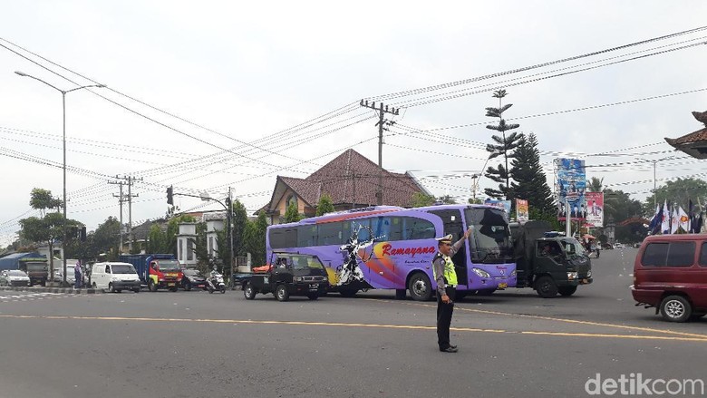 Modifikasi Truk  Isuzu Elf Engkel  Deepavalis