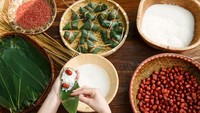 Puding beras tradisional atau zongzi tidak hanya ada di Dragon Boat Festival. Saat Festival Musim Semi, puding beras ini dibuat selama lebih dari 10 jam dan beratnya mencapai 5 kilogram! Foto: Istimewa