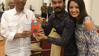 Usaha Chicco memperkenalkan kopi Indonesia juga sampai ke istana. Saat International Coffee Day, ia diundang Presiden Jokowi ke Istana. Chicco pun mmberikan kopi Tiwus drip sebagai cenderamata. Foto: Instagram Chicco Jerikho