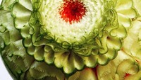 Fruit carving juga dikuasi pria yang berdomisili di Sydney ini. Semangka disulap jadi bentuk bunga dengan detail pahatan yang menakjubkan. Foto: Instagram danielebarresi_artist