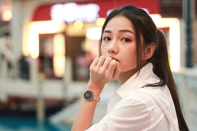 Selain karena kecantikan yang dimilikinya, banyak netizen memuji profesi mulia yang dikerjakan Namkhing. Foto: Instagram