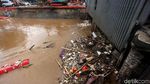 Tumpukan Sampah di Pintu Air Manggarai