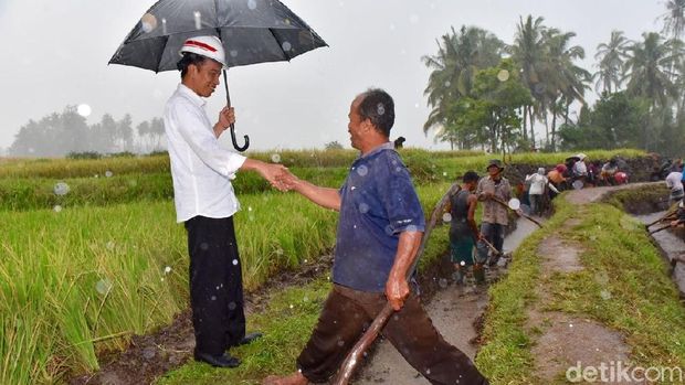 Hujan Deras, Jokowi Tetap Temui Pekerja Irigasi dan Warga