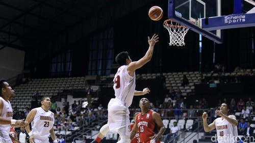 Tim basket Indonesia saat bertanding melawan tim basket putra Timor Leste saat pertandingan babak kualifikasi bola basket 18th Asian Games Invitation Tournament di Hall Basket Senayan, Jakarta, Kamis (8/2/2018). Tim Basket Indonesia berhasil mempercundangi tim basket Timor Leste dengan skore 135-30.
