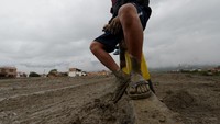 Seorang pria beristirahat setelah banjir besar melanda.