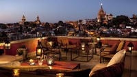 Meksiko tak pernah lepas dari kata eksotis. Salah satunya pemandangan dari Rosewood San Miguel de Allende di Guanajuato. Mengarah langsung ke tengah kota, restoran yang berada di rooftop ini menyuguhkan eksotisme latin, apalagi saat sunset. (dok Tripadvisor)