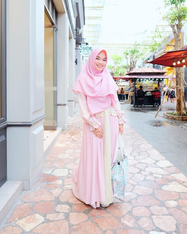Agar tidak terlihat tua, pilih gamis berwarna warna cerah atau warna pastel seperti dusty pink, biru langit, dan mint green. Warna seperti ini akan membuat penampilan lebih segar. Ghaida Tsurayya putri Aa Gym, jadi salah satu hijabers yang sering memakai busana syari berwarna cerah. Foto: Instagram