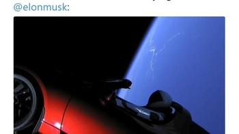 Foto Starman, boneka mirip manusia, bersama Tesla Roadster yang saat ini berada di angkasa setelah diluncurkan roket Falcon Heavy kemarin. Ini adalah salah satu meme di mana Elon Musk dianggap berhasil mewujudkan mobil terbang walau bukan dalam arti sesungguhnya. Foto: istimewa