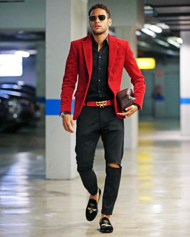 Berpose di parkiran mobil, Neymar tampil stylish dalam balutan blazer merah dan ikat pinggang keluaran brand luxury Royaums. Pada situs resminya, ikat pinggang tersebut dijual seharga 250 Euro. Pemain bola 26 tahun itu juga terlihat memakai sepatu loafers berbahan velvet dari brand Dolce & Gabbana seharga US$ 1.395 atau sekitar Rp 18 jutaan. Foto: Dok. Instagram, ist.