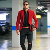 Berpose di parkiran mobil, Neymar tampil stylish dalam balutan blazer merah dan ikat pinggang keluaran brand luxury Royaums. Pada situs resminya, ikat pinggang tersebut dijual seharga 250 Euro. Pemain bola 26 tahun itu juga terlihat memakai sepatu loafers berbahan velvet dari brand Dolce & Gabbana seharga US$ 1.395 atau sekitar Rp 18 jutaan. Foto: Dok. Instagram, ist.