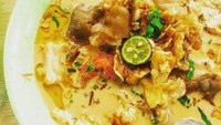 Dari Kedai Bang Oya Surabaya @bangoya ada sop kaki kambing berkuah sedikit kuning, disajikan dengan sambal plus jeruk limau, aduh sedapnya!Foto: Istimewa