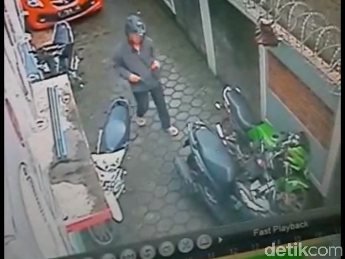 Terekam CCTV, Begini Aksi Pencuri Sepeda Motor di Pasar Rebo