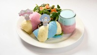 Sandwich dengan paduan wana pink dan biru ini tampak menggemaskan. Disajikan dengan salad dan pink-and-blue Vichyssoise soup. Harganya 1,490 yen atau Rp 194.000. Foto: Istimewa
