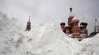 Kawasan Lapangan Merah dan Moskow tertimbun salju tebal. Ketebalannya mencapai 22 inch, atau sekitar 55 cm. (dok. Pavel Golovkin/AFP)