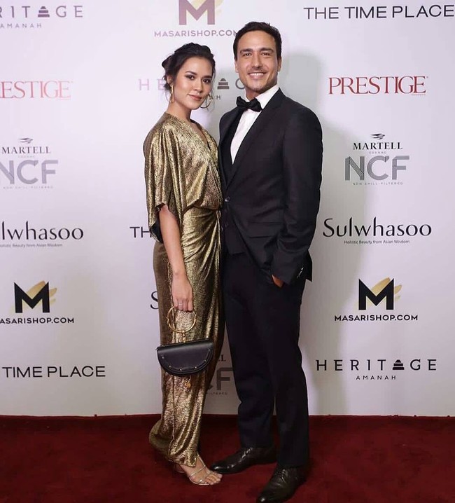 Hadir di sebuah acara resmi, Raisa yang didampingi sang suami, Hamish Daud, tampil elegan dalam balutan kimono dress keluaran brand asal Australia, Shona Joy. Dress berwarna gold itu harganya Rp 3 jutaan. Penyanyi 27 tahun itu juga terlihat membawa tas dari brand Chloe seharga Rp 19 jutaan. Foto: Dok. Instagram Raisa