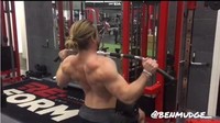 Ini salah satu latihan yang dilakukannya untuk memperkuat bagian atas tubuhnya, mulai otot lengan hingga punggung. (Foto: Instagram/benmudge_)