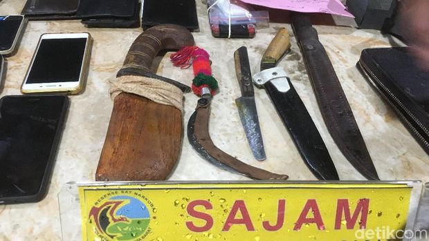 Barang bukti senjata tajam yang disita dari Kampung Boncos